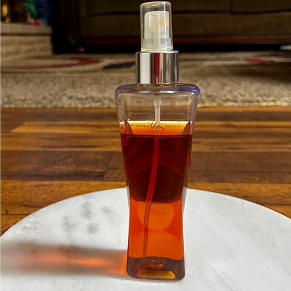 Bath & Body Work ~ Vanilla Noir ~ Fragrance Spray Mist ~ 8 Oz. (90% Full)